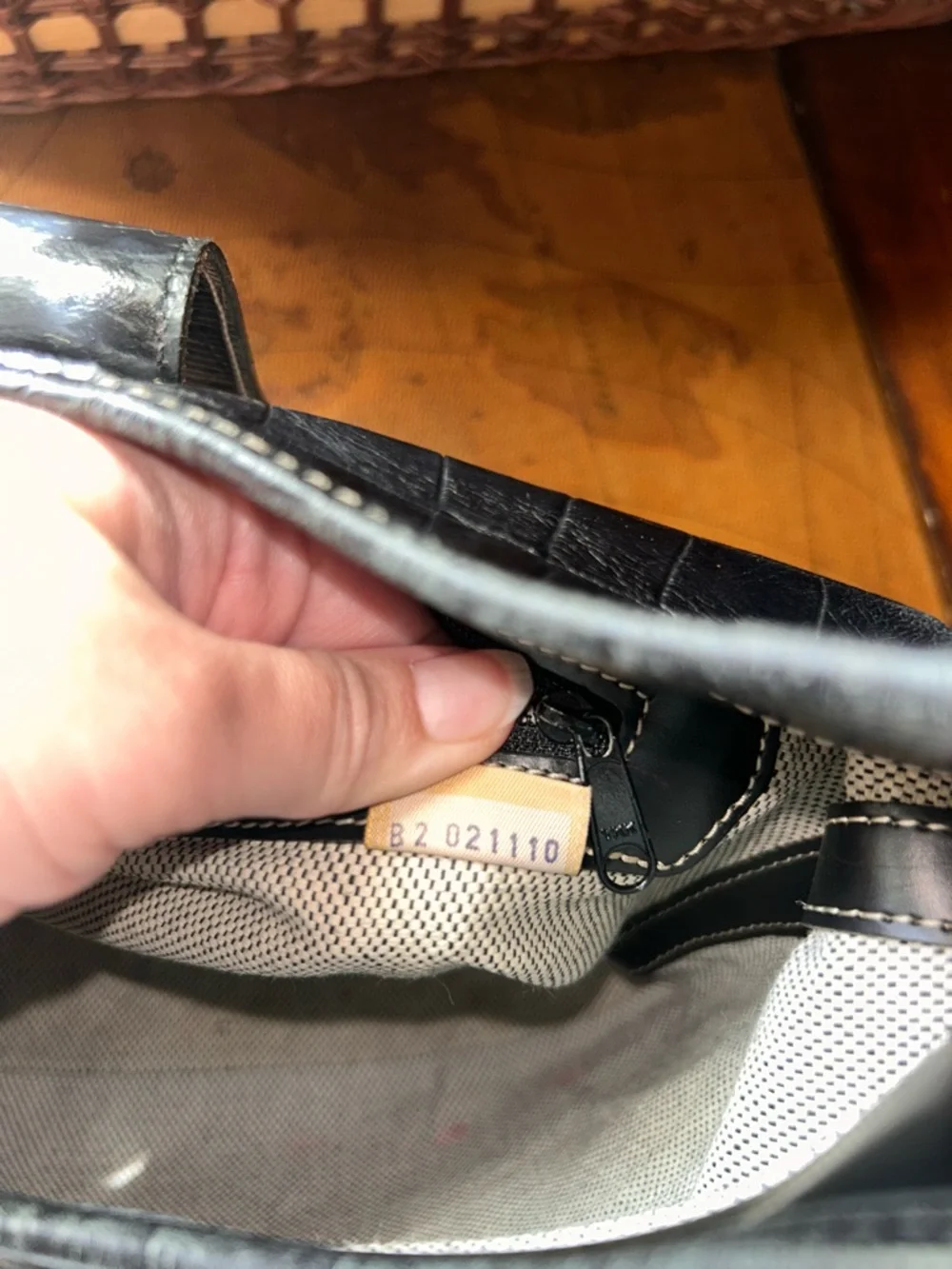 Dooney & Bourke Vintage HoBo
Shoulder Bag Black CrocEmbossed - Silver Turnlock - Picture 15 of 16